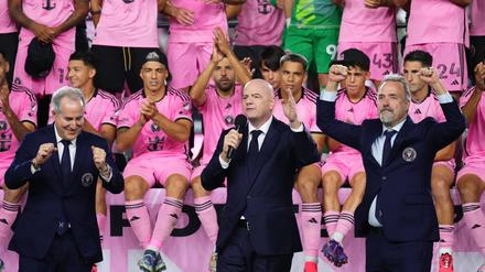 Gianni Infantino (Mi.) und seine Mitstreiter werden als „privilegierte“ Männer und Cheerleader Saudi-Arabiens bezeichnet. 