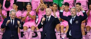 Gianni Infantino (Mi.) und seine Mitstreiter werden als „privilegierte“ Männer und Cheerleader Saudi-Arabiens bezeichnet. 