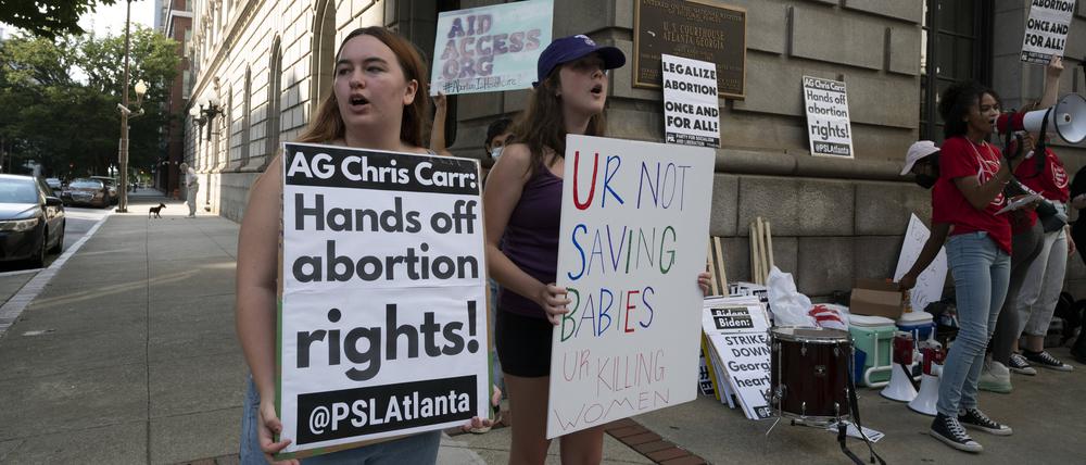 Demonstrierende in Atlanta, Georgia, nachdem im Juli 2022 das landesweite Abtreibungsrecht in den USA gekippt wurde.