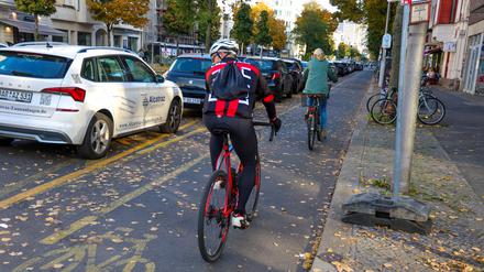 Fahrradfahrer fährt auf dem Fahrradweg auf der Kantstraße in Charlottenburg. (Archivbild)