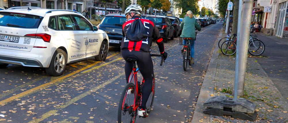 Radweg, Parkstreifen, Fahrbahn: Wegen Radstreifens in der Kantstraße hat die Feuerwehr Probleme, ihre Drehleiter aufzustellen. 