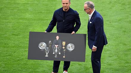Hansi Flick (l) feierte mit dem FC Bayern große Erfolge.
