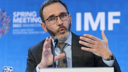Pierre-Olivier Gourinchas, IWF-Chefvolkswirt, spricht auf einer Pressekonferenz während der Frühjahrstagung von IWF und der Weltbank. Der Internationale Währungsfonds (IWF) senkt die Prognose für das Wirtschaftswachstum in Deutschland. 