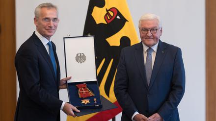 Bundespräsident Frank-Walter Steinmeier (r) würdigt die Verdienste des ehemaligen Nato-Generalsekretärs Jens Stoltenberg.