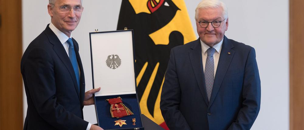 Bundespräsident Frank-Walter Steinmeier (r) würdigt die Verdienste des ehemaligen Nato-Generalsekretärs Jens Stoltenberg.