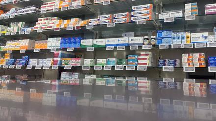 Medikamentenregal in einer Apotheke.