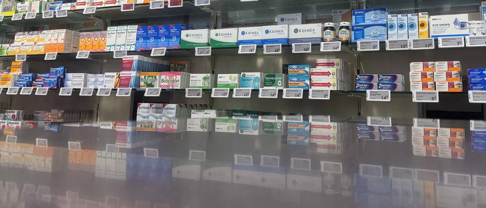 Zahlreiche Medikamente, darunter auch verschreibungspflichtige Mittel, liegen in einem Ausgabeautomaten in einer Apotheke.