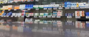Zahlreiche Medikamente, darunter auch verschreibungspflichtige Mittel, liegen in einem Ausgabeautomaten in einer Apotheke.