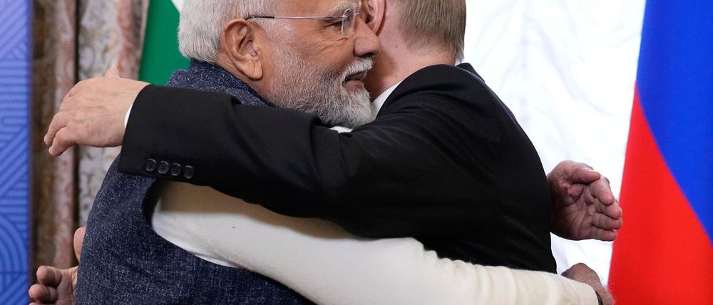 Die Umarmung mit Modi liefert Putin eins der nötigen Bilder, um zu demonstrieren, dass er international trotz Krieg nicht isoliert ist.