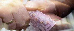 Ein 500-Euro-Schein wechselt den Besitzer.