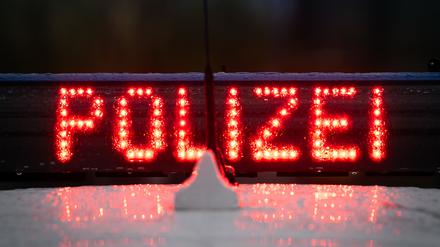 Der Schriftzug Polizei, aufgenommen während einer Verkehrskontrolle an der Berliner Straße.