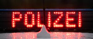 Der Schriftzug Polizei, aufgenommen während einer Verkehrskontrolle an der Berliner Straße.