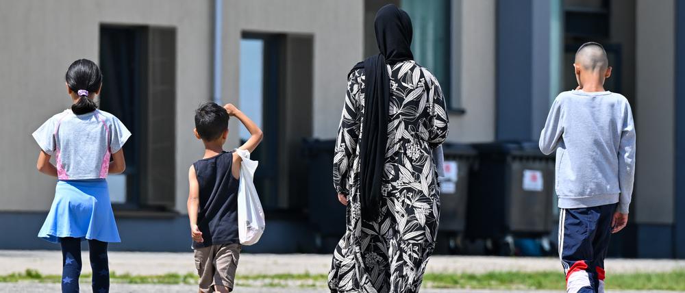 Ein Sicherheitspaket gegen Islamisten-Gefahr, eine Asyldebatte, die die Würde des Menschen antastet? Die Politik sollte mal darüber sprechen, wie die deutsche Bürokratie die Integration Zugewanderter verhindert.