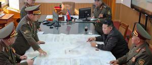 Kim Jong Un, Oberster Führer von Nordkorea, spricht mit Offizieren während eines Besuchs im Hauptquartier des 2. Korps der nordkoreanischen Armee.