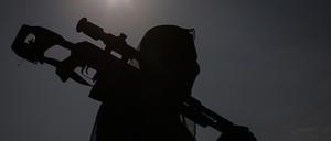 Ein Soldat geht während einer militärischen Ausbildung der irakischen Emergency Response Brigade (ERB) der Spezialeinsatzkräfte des Innenministeriums auf einem Übungsgelände auf dem Luftwaffenstützpunkt Bagdad in Stellung.