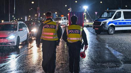 Am frühen Morgen gehen im strömenden Regen zwei Beamte der Bundespolizei am deutsch-polnischen Grenzübergang Stadtbrücke in Frankfurt (Oder) entlang und überwachen den Einreiseverkehr nach Deutschland.