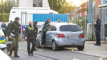 Am helllichten Tag erschießt in Köln ein Unbekannter einen 32-jährigen Mann und flieht auf einem E-Roller. Über die Hintergründe wurde bislang nichts bekannt.