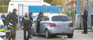 Am helllichten Tag erschießt in Köln ein Unbekannter einen 32-jährigen Mann und flieht auf einem E-Roller. Über die Hintergründe wurde bislang nichts bekannt.