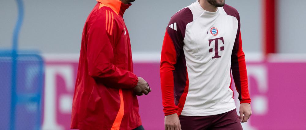 Gut gelaunt beim Training: Trainer Vincent Kompany (l) und Torjäger Harry Kane.