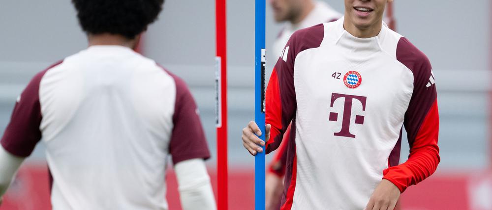 Beim Training in München dabei - und auch beim Spiel in Barcelona: Jamal Musiala (r).