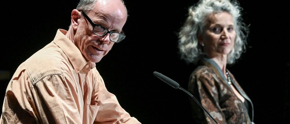 Daniel Krug und Stephanie Krug, die Kinder von Manfred Krug, lesen bei einer Veranstaltung zur Eröffnung des Manfred-Krug-Archivs in der Akademie der Künste aus Briefen ihres Vaters.