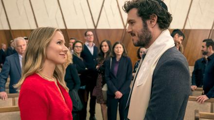 Unter Beobachtung ihres Umfelds: die beiden Verliebten der Serie „Nobody Wants This“ (Foto: Netflix)