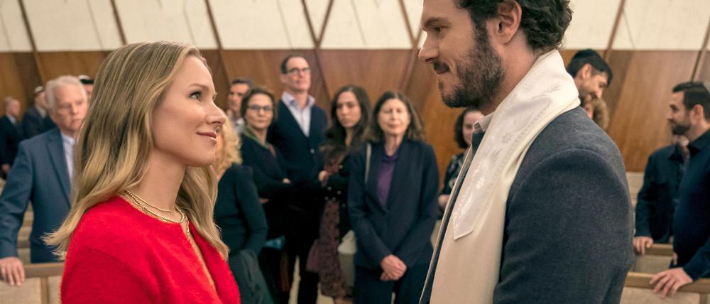 Unter Beobachtung ihres Umfelds: die beiden Verliebten der Serie „Nobody Wants This“ (Foto: Netflix)