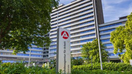 Haupteingang der Zentrale der Bundesagentur für Arbeit in der Regensburger Straße in Nürnberg.