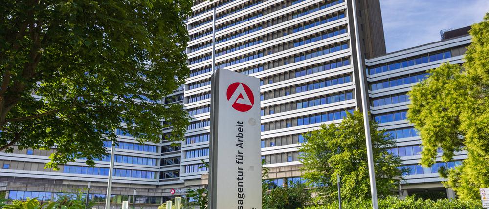 Haupteingang der Zentrale der Bundesagentur für Arbeit in der Regensburger Straße in Nürnberg.
