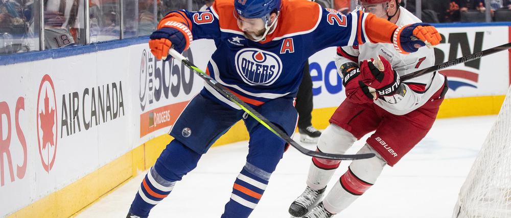 Leon Draisaitl (l) verliert mit Edmonton zum fünften Mal im siebten Spiel.