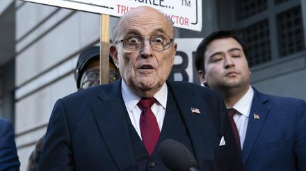 Rudy Giuliani, ehemaliger Bürgermeister von New York und Ex-Anwalt von Donald Trump, spricht während einer Pressekonferenz vor dem Bundesgericht in Washington. (Archivbild)