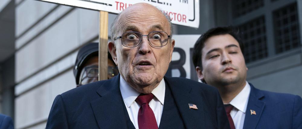 Rudy Giuliani, ehemaliger Bürgermeister von New York und Ex-Anwalt von Donald Trump, spricht während einer Pressekonferenz vor dem Bundesgericht in Washington. (Archivbild)