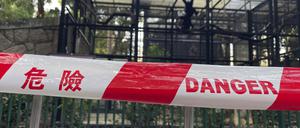 Nach dem Tod mehrerer Affen im zoologischen und botanischen Garten von Hongkong wurde eine Absperrung mit der Aufschrift „Gefahr“ um das Affengehege errichtet.