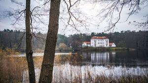 Das Jagdschloss Grunewald am Grunewaldsee in Steglitz-Zehlendorf. Nicht weit vom Schloss ist eine Wasserpipeline geborsten.