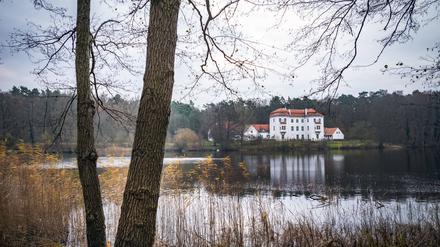 Das Jagdschloss Grunewald am Grunewaldsee in Steglitz-Zehlendorf. Nicht weit vom Schloss ist eine Wasserpipeline geborsten.