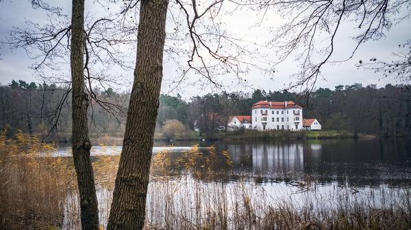 Das Jagdschloss Grunewald am Grunewaldsee in Steglitz-Zehlendorf. Nicht weit vom Schloss ist eine Wasserpipeline geborsten.