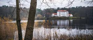 Das Jagdschloss Grunewald am Grunewaldsee in Steglitz-Zehlendorf. Nicht weit vom Schloss ist eine Wasserpipeline geborsten.