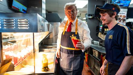 US-Präsidentschaftskandidat Donald Trump bei einem Wahlkampf-Auftritt als Pommes-Verkäufer in einer McDonald’s-Filiale im Bundesstaat Pennsylvania