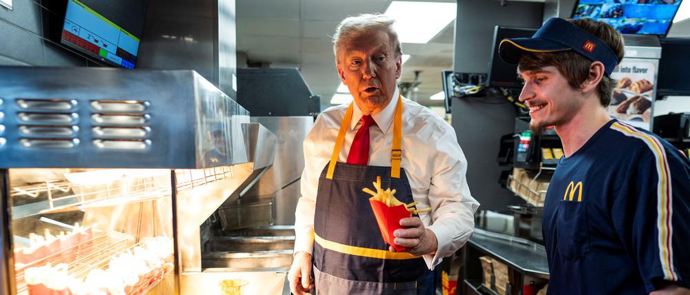 US-Präsidentschaftskandidat Donald Trump bei einem Wahlkampf-Auftritt als Pommes-Verkäufer in einer McDonald’s-Filiale im Bundesstaat Pennsylvania
