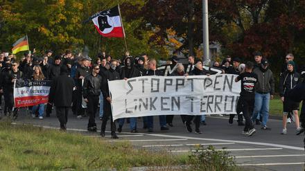 Mit einem Banner mit der Aufschrift «Stopp den linken Terror» ziehen Teilnehmer einer rechten Demo «Gegen Linkspropaganda und Lügen der Antifa» durch Marzahn. 