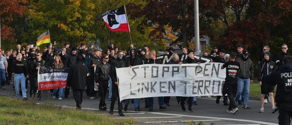 Mit einem Banner mit der Aufschrift «Stopp den linken Terror» ziehen Teilnehmer einer rechten Demo «Gegen Linkspropaganda und Lügen der Antifa» durch Marzahn. 
