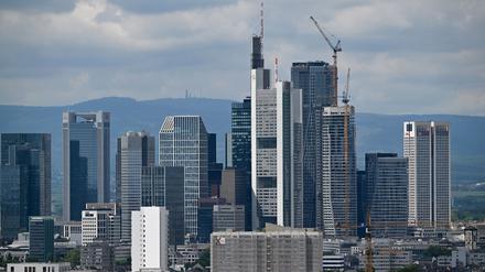 Die Banken vergeben Kredite an Unternehmen restriktiver. 