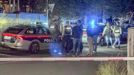Österreich, Adnet: Einsatzkräfte am Tatort. Eine 67-jährige Deutsche ist am Abend des 22. Oktober in einem Wohnhaus in Adnet im Salzburger Tennengau tot aufgefunden worden. Die Polizei geht von einem Tötungsdelikt aus.