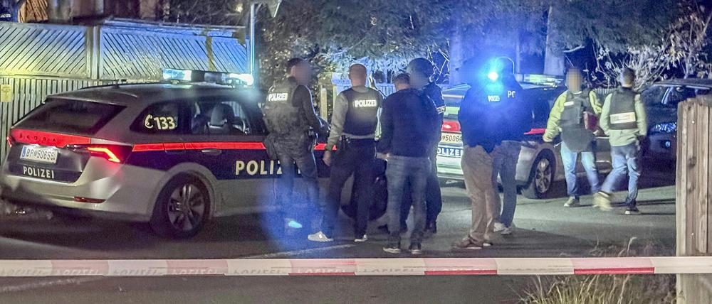 Österreich, Adnet: Einsatzkräfte am Tatort. Eine 67-jährige Deutsche ist am Abend des 22. Oktober in einem Wohnhaus in Adnet im Salzburger Tennengau tot aufgefunden worden. Die Polizei geht von einem Tötungsdelikt aus.