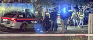 Österreich, Adnet: Einsatzkräfte am Tatort. Eine 67-jährige Deutsche ist am Abend des 22. Oktober in einem Wohnhaus in Adnet im Salzburger Tennengau tot aufgefunden worden. Die Polizei geht von einem Tötungsdelikt aus.
