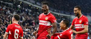 El Bilal Toure (2.v.l) traf in der Nachspielzeit zum Sieg für den VfB gegen Italiens Rekordmeister.