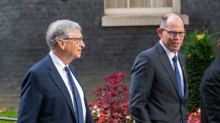 Bill Gates (links) und Mark Suzman, CEO der Gates-Stiftung, vor der Downing Street 10 in London.