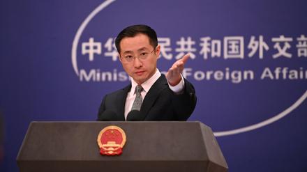 Peking: Lin Jian, Sprecher des chinesischen Außenministeriums, spricht beim täglichen Briefing seiner Behörde vor Journalisten. China hat die Ausweisung eines VW-Topmanagers wegen Drogenkonsums bestätigt.