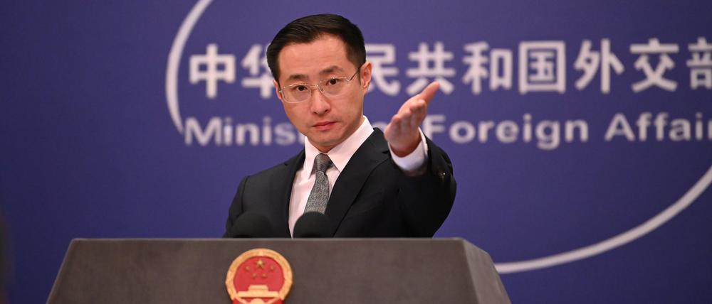 Peking: Lin Jian, Sprecher des chinesischen Außenministeriums, spricht beim täglichen Briefing seiner Behörde vor Journalisten. China hat die Ausweisung eines VW-Topmanagers wegen Drogenkonsums bestätigt.