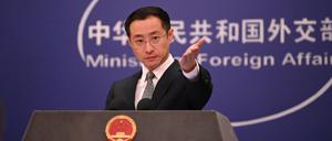Peking: Lin Jian, Sprecher des chinesischen Außenministeriums, spricht beim täglichen Briefing seiner Behörde vor Journalisten. China hat die Ausweisung eines VW-Topmanagers wegen Drogenkonsums bestätigt.